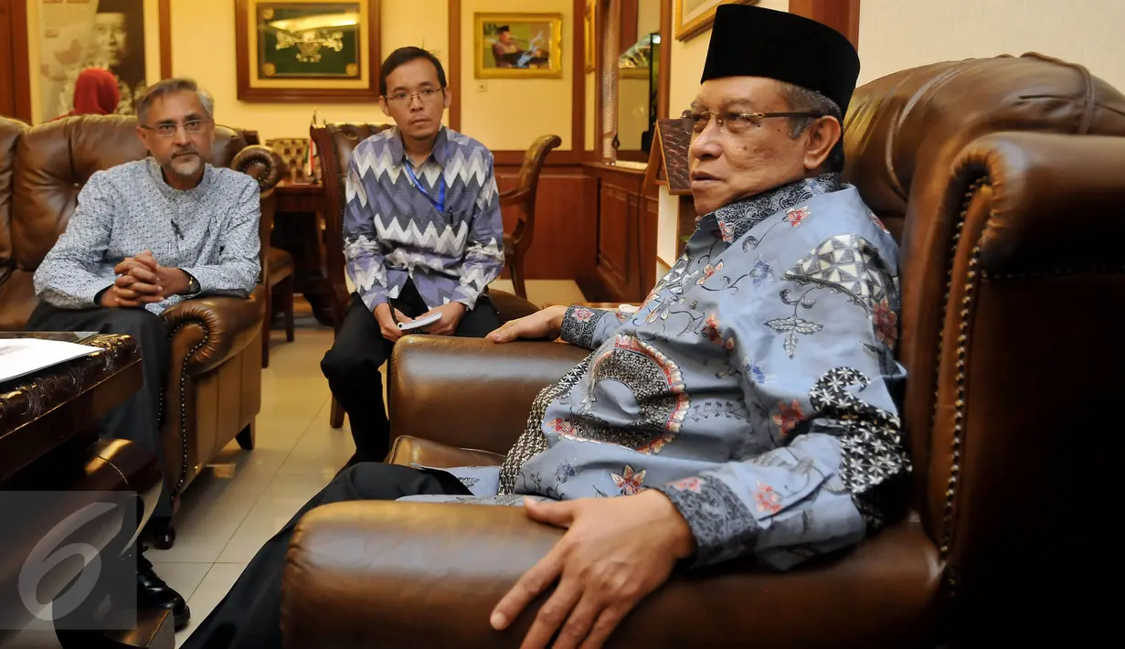 Ketua Umum PBNU, Said Aqil Siradj (kanan) berbincang dengan Duta Besar Inggris untuk Indonesia, Moazzam Malik (kiri) di Jakarta, , (8/4). Kunjungan duta besar inggris tersebut dalam rangka kerja sama islam nusantara dengan PBNU. (Liputan6.com/JohanTallo)