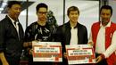 Menpora, Imam Nahrawi dan Ketua PBSI, Wiranto, memberikan bonus kepada pasangan ganda putra Kevin Sanjaya dan Marcus Gideon di Bandara Soekarno Hatta, Senin (18/12/17). Kevin-Marcus menjuarai Dubai Super Series 2017. (Bola.com/M Iqbal Ichsan)