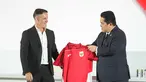Ketua Persatuan Sepak Bola Seluruh Indonesia (PSSI), Erick Thohir (kanan) menyerahkan jersey tim kepada pelatih kepala tim nasional Indonesia yang baru ditunjuk, John Herdman, saat konferensi pers di Jakarta, Selasa 13 Januari 2026. Persatuan Sepak Bola Seluruh Indonesia (PSSI) resmi memperkenalkan John Herdman sebagai pelatih baru Timnas Indonesia. (AP Photo/Achmad Ibrahim)