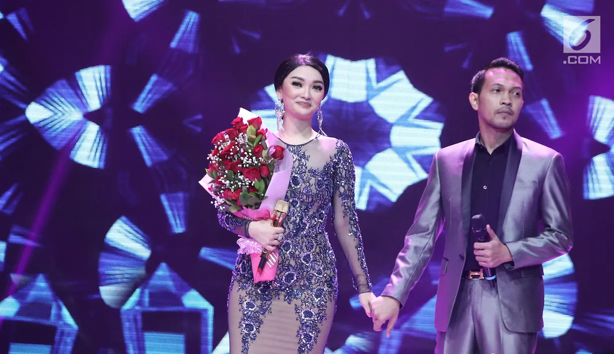 Zaskia Gotik bersama kekasihnya Ryan usai lamaran diatas panggung Konser Lebaran yang bertajuk Bidadari Dangdut di Studio 5 Indosiar, Jakarta, Senin (3/7). (Liputan6.com/Herman Zakharia)