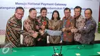 Menteri BUMN Rini Soemarno (tengah) bersama Gubernur BI Agus Martowardojo dan sejumlah Dirut Bank BUMN tengah memegang naskah MoU sinergi pembentukan perusahaan prinsipal di Jakarta, Jumat (9/9). (Liputan6.com/Angga Yuniar)