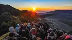 Pengunjung memadati Love Hill menunggu matari terbit di Bromo, Jawa Timur. Gunung Bromo dikenal sebagai salah satu lanskap paling magis di Indonesia. Perpaduan antara gunung megah, lautan pasir luas, serta kabut tipis yang menari di pagi hari menciptakan panorama emas yang sulit ditandingi. (merdeka.com/Arie Basuki)