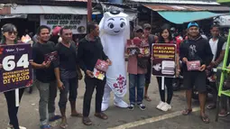 Antusiasme masyarakat Banjarmasin bertemu La'eeb sangat besar. Banyak yang mengabadikan momen bersama sang maskot Piala Dunia 2022 yang bakal hadir eksklusif di EMTEK Group. (Dok. SCM)