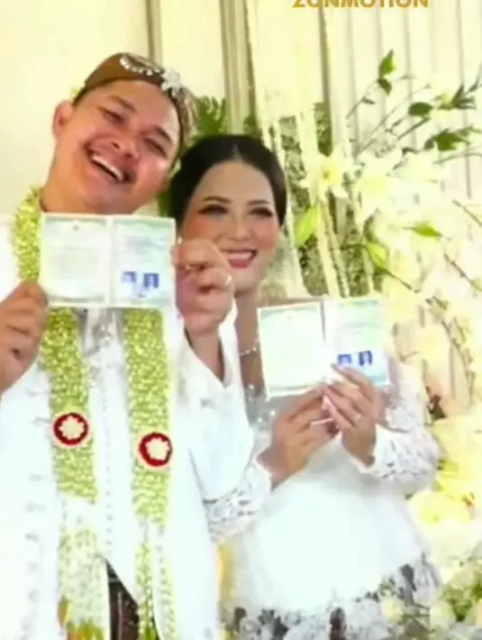 Potret bahagia Nopek setelah resmi menikah dengan Yulia. Pasangan yang tengah berbahagia itu menunjukkan buku nikahnya. [Instagram/dangdutmusikindonesia97]