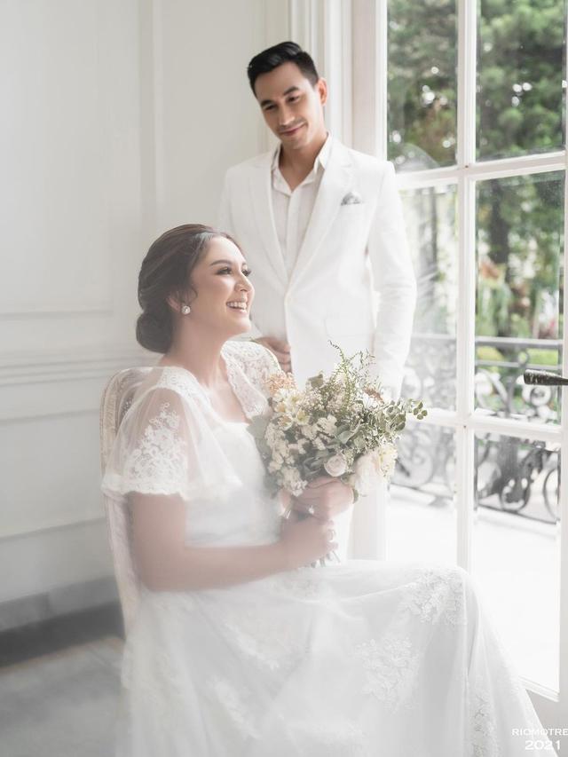 Anniversary ke-15, Ini 7 Potret Darius Sinathrya dan Donna Agnesia Pakai Baju Pernikahan