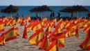 Ribuan bendera Spanyol yang mewakili korban COVID-19 di negara itu dipasang di pantai Patacona, Valencia, Minggu (4/10/2020). Virus corona di Spanyol sejauh ini telah merenggut lebih dari 32.000 nyawa dan 790.000 kasus terkonfirmasi dengan tingkat infeksi tertinggi di Uni Eropa. (Jose Jordan/AFP)