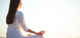 Meditasi membuat otak lebih fokus dan stabil secara emosional. (foto: pressfoto/freepik)