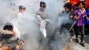 Aparat kepolisan terlihat langsung memadamkan api dengan tabung pemadam api, Jakarta, (25/9/14). (Liputan6.com/Johan Tallo)