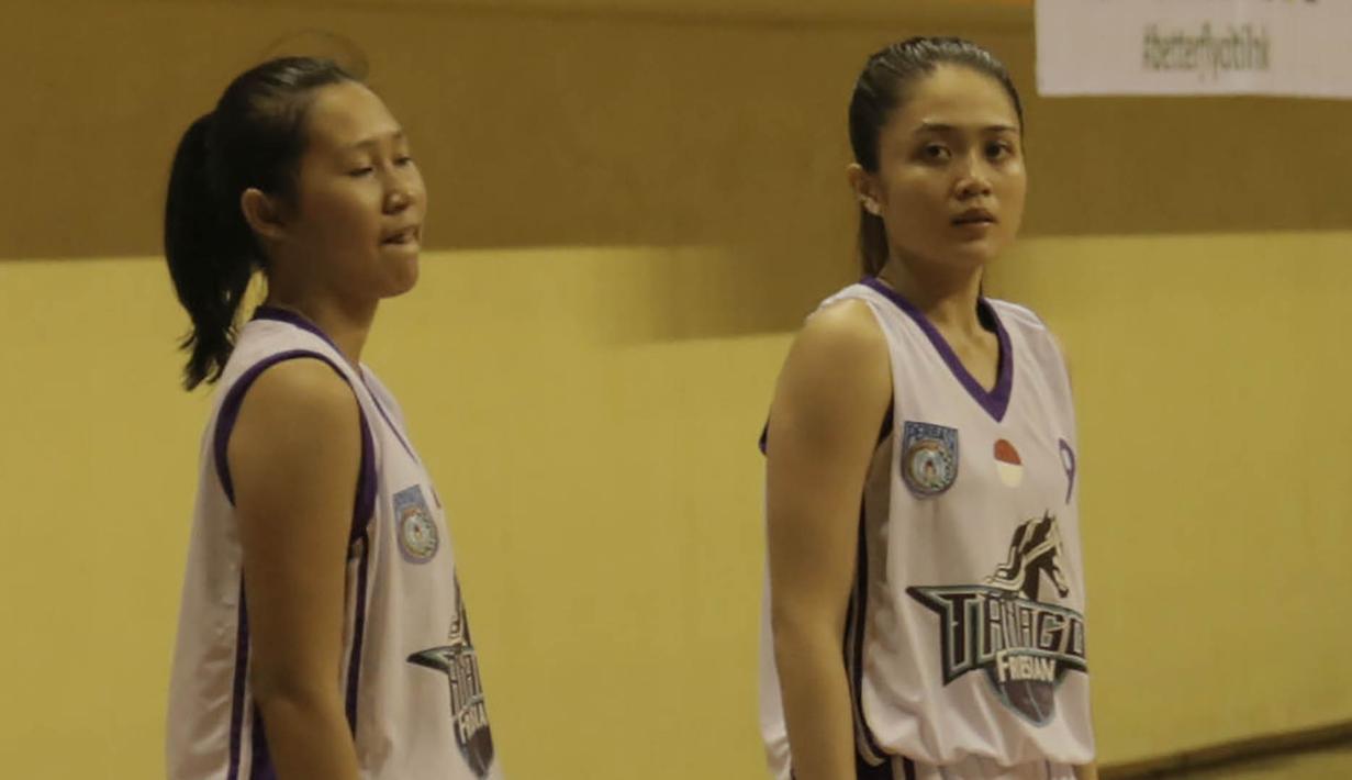 Pebasket putri Tanago Friesian, Zalrina Hariana, saat tampil pada turnamen Honda Merpati Bali Basketball Challenge 2017 di Denpasar, Bali, Jumat (3/2/2017). (Bola.com/Muhammad Wirawan)