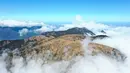 Foto dari udara menunjukkan pemandangan hamparan awan di Taman Nasional Wuyishan, Provinsi Fujian, China tenggara (1/12/2020). Taman Nasional Wuyishan memiliki vegetasi hutan primer seluas 210,7 kilometer persegi dilestarikan di taman nasional tersebut. (Xinhua/Jiang Kehong)