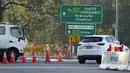 Sebuah penghalang jalan dipasang di dekat kota Greta menyusul kecelakaan bus di Hunter Valley, utara Sydney, Australia, Senin (12/6/2023). (AP Photo/Mark Baker)