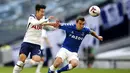 Pemain Everton, Seamus Coleman, berebut bola dengan pemain Tottenham Hotspur, Son Heung-min, pada laga Premier League di Stadion Tottenham Hotspur, Senin (14/9/2020). Everton menang dengan skor 1-0. (Alex Pantling/Pool via AP)