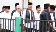 Bakal calon presiden (bacapres) dari PDI Perjuangan Ganjar Pranowo melakukan silaturahmi ke Kesultanan Banten Lama di Serang, Banten, Minggu (28/5/2023). (Liputan6.com/ Lizsa Egeham)