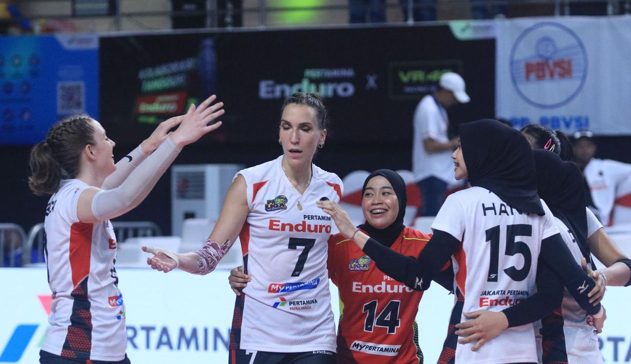 <p>Selebrasi para pemain Jakarta Pertamina Enduro, Ivana Vanjak (tengah) dkk setelah mencetak angka saat menghadapi Jakarta Livin Mandiri pada laga seri ketiga putaran kedua PLN Mobile Proliga 2024 di GOR Ken Arok, Malang, Minggu (16/6/2024). Jakarta Pertamina Enduro menang 3-0 (25-19, 25-20, 25-18). (Dok. PBVSI)</p>