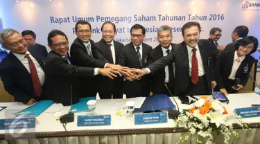 Jajaran direksi Bank Rakyat Indonesia (BRI) saling merapatkan tangan usai menggelar Rapat Umum Pemegang Saham Tahunan (RUPST) 2016 di Jakarta, Rabu (23/3). (Liputan6.com/Immanuel Antonius)