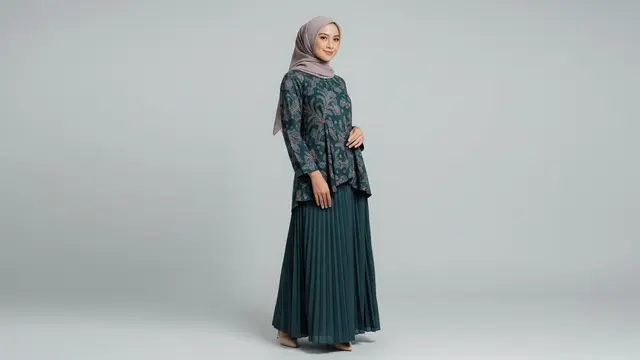 Desain Blouse Batik Lebaran Kekinian yang Cocok untuk Celana atau Rok Kombinasi Polos