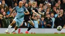 Bek Manchester City, Pablo Zabaleta (kiri) berebut bola dengan gelandang West Bromwich Albion, James McClean saat bertanding pada pertandingan Liga Inggris di Stadion Etihad, Manchester,(16/5).City menang 3-1 atas West Brom. (AFP Photo/Anthony Devlin)