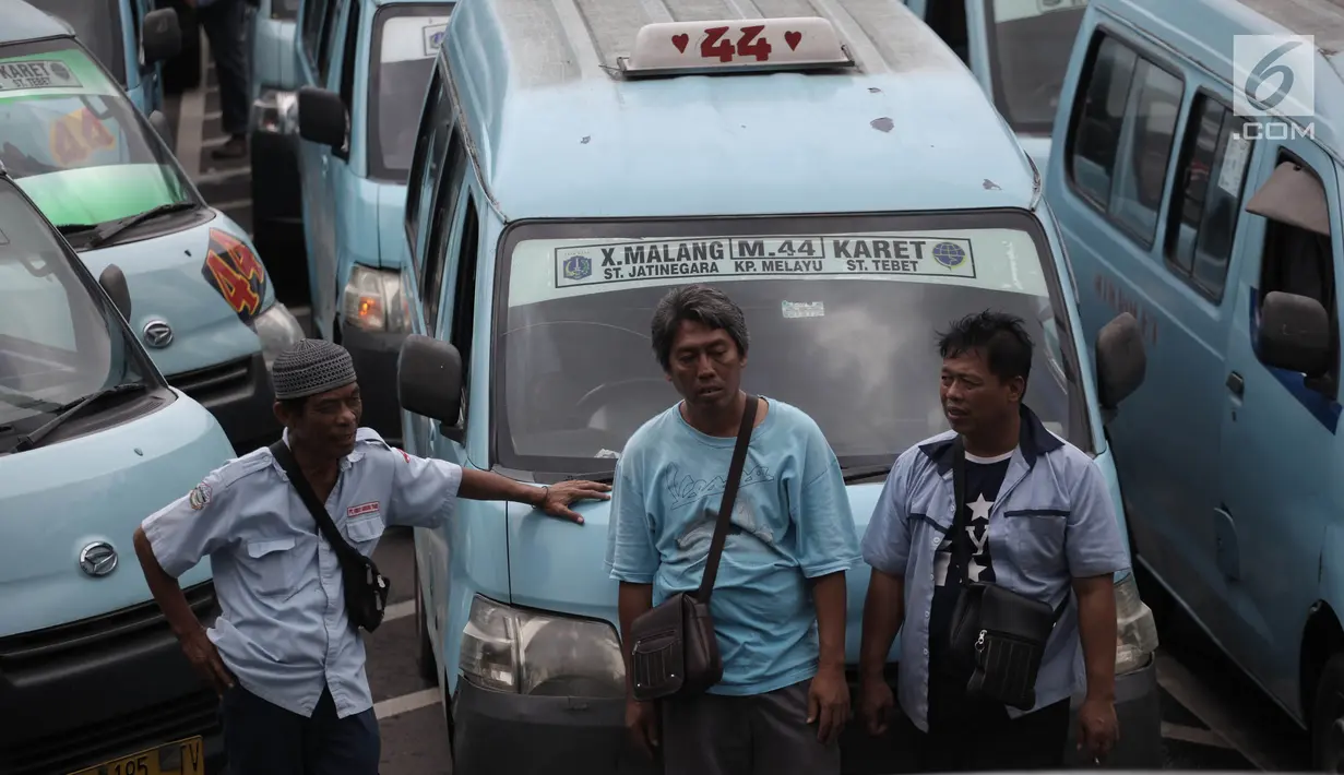 Sopir angkot trayek 44 melakukan unjuk rasa di sekitar Stasiun Tebet, Jakarta, Senin (12/2).  Para sopir angkot merasa keberatan dengan bus transjakarta trayek Kampung Melayu-Tanah Abang yang menurunkan penumpang sembarangan. (Liputan6.com/Arya Manggala)
