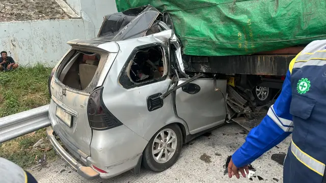 Detik-Detik Maut Avanza Tabrak Truk di Tol Lampung, Enam Orang Tewas