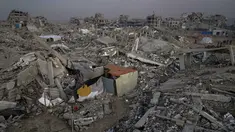 Sebuah tenda milik keluarga Magdi Arafat berdiri di antara reruntuhan rumah-rumah di lingkungan Al-Zaytoun, Kota Gaza, Jumat 27 November 2025. Gencatan senjata fase pertama resmi berlaku sejak 10 Oktober 2025, banyak warga Palestina di Jalur Gaza meninggalkan tempat pengungsian untuk kembali ke rumah mereka. (AP Photo/Jehad Alshrafi)