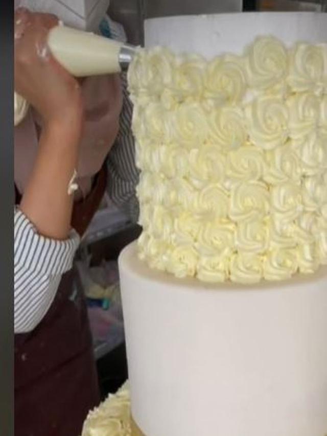 Akun Medsos Toko Roti Ungkap Cara Pembuatan Kue Pengantin Bertingkat