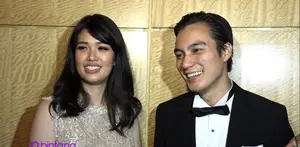 Baim Wong tertangkap menggandeng Pica Priscilla di acara pernikahan Glenn-Chelsea. Dipertanyakan hubungan antara mereka berdua, Baim Wong ungkap hanya sebatas teman.