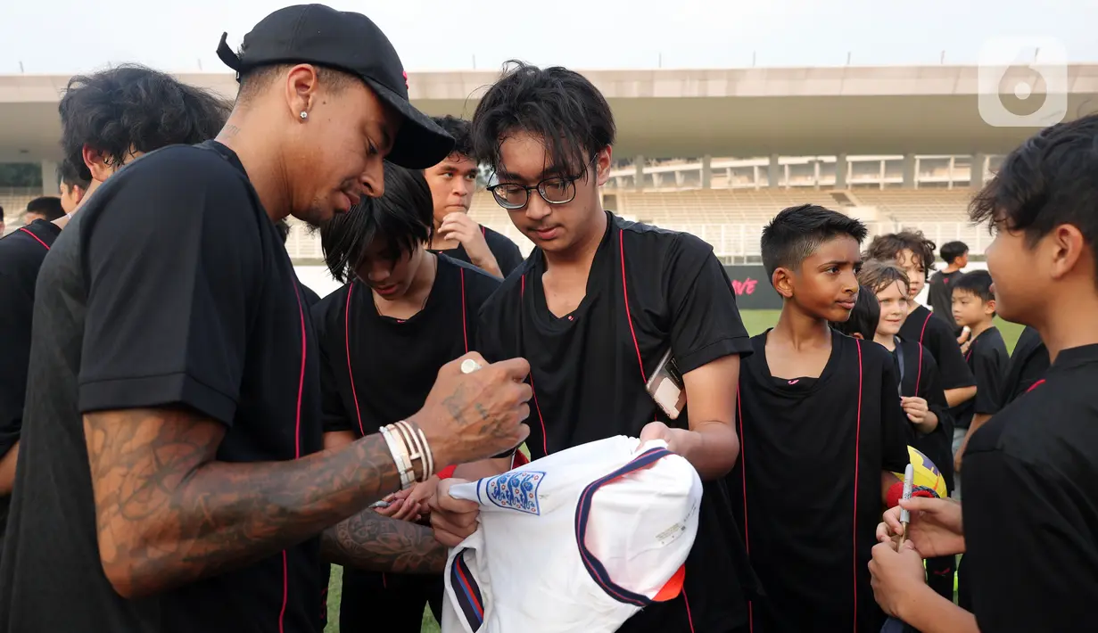 Kata Lingard, setiap pemain harus bisa melihat peluang. Pemain harus bisa membaca situasi dan kondisi di lapangan, termasuk mengantisipasi pergerakan lawan. Teknik ini disebut Lingard sebagai fifty-fifty chance. (Bola.com/M. Iqbal Ichsan)
