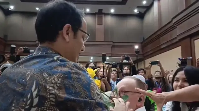Mawar Kuning dan Air Mata Nadiem di Sidang Vonis