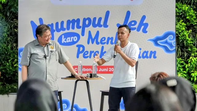 Menteri Koordinator Bidang Perekonomian Airlangga Hartarto saat berbincang santai menyapa para alumni Program Kartu Prakerja dalam kunjungan kerja di Cirebon, Jawa Barat, Jumat (16/6/2023). (Dok Kemenko Perekonomian)