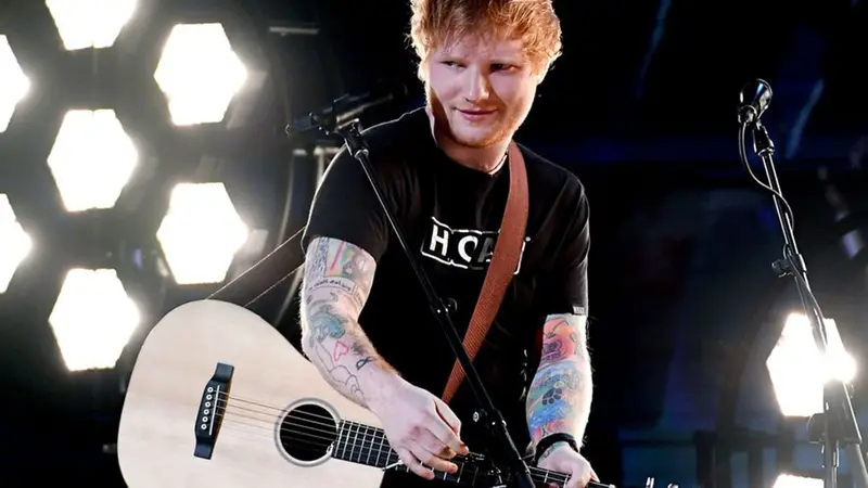 Pesona Ed Sheeran saat Berkaca Mata dan Bermain Gitar Diatas Panggung