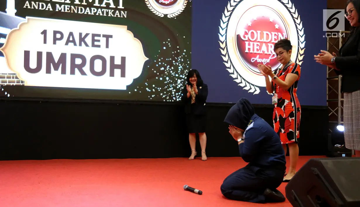 Karyawan Susanti sujud syukur menerima apresiasi berupa paket umroh pada acara Golden Heart Award di Lippo Mall Puri, Jakarta, Rabu (13/3). Apresiasi tersebut digelar sebagai bentuk penemuan barang pengunjung yang tertinggal. (Liputan6.com/Fery Pradolo)