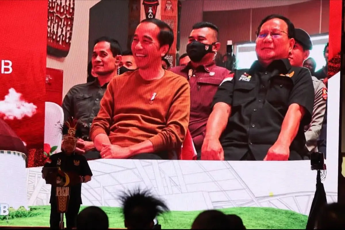 Menteri Pertahanan Prabowo Subianto mendampingi Presiden Joko Widodo (Jokowi) untuk meresmikan Gedung Papua Youth Creative Hub (PYCH) dan peluncuran produk-produk kreatifitas di Abepura, Kota Jayapura, Selasa (21/3). Selain Prabowo, Jokowi turut didamping