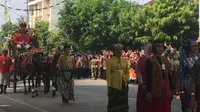 Sorak Warga Sambut Kereta Kencana Kahiyang-Bobby