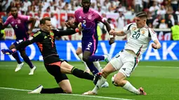 Kiper Jerman, Manuel Neuer (kiri) berebut bola dengan pemain Hungaria, Roland Sallai saat laga Grup A Euro 2024 di Stuttgart Arena, Stuttgart, Jerman, Rabu (19/06/2024). (AFP/Tobias Schwarz)