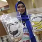 Panitia menunjukan hasil olahan makanan pada Pameran Produk Unggulan Narapidana di Plasa Pameran Industri Kemenperin, Jakarta, Selasa (26/3). Pameran ini dibuka oleh Wapres RI, Jusuf Kalla bersama Menkumham, Yasonna Laoly dan Menperin, Airlangga Hartarto. (Liputan6.com/Helmi Fithriansyah)