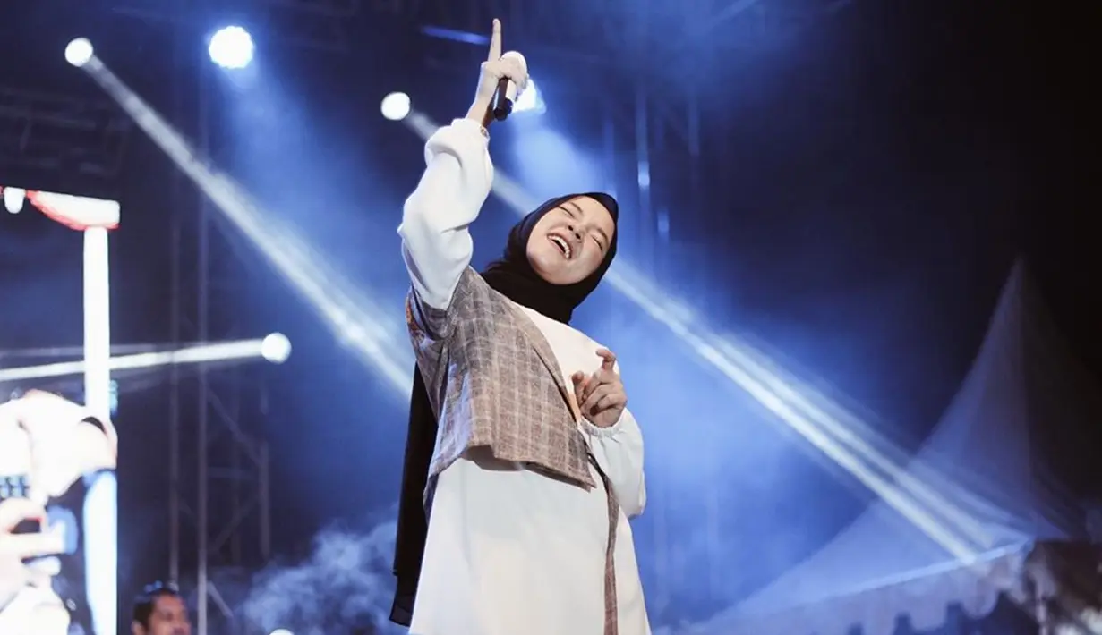 Meski selalu berpenampilan kasual, akan tetapi Nissa Sabyan selalu tampil maksimal saat tengah manggung. Dirinya pun sering kali mengajak para penonton untuk bernyanyi bersama.(Liputan6.com/IG/@nissa_sabyan)