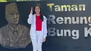 Shanna Shannon berhasil mencuri perhatian dengan suara merdunya yang bikin takjub. Selain itu, ia juga memiliki paras yang cantik. Perempuan 16 tahun ini kerap menampilkan OOTD bernuansa merah putih saat mengunjungi wisata bersejarah. (Liputan6.com/IG/shannashannonsiswanto)