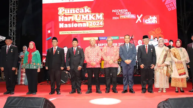 Presiden Joko Widodo (Jokowi) memberikan penghargaan Satyalancana Wira Karya kepada sejumlah tokoh yang dianggap berjasa terhadap Negara, dan bangsa