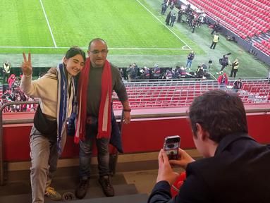 Seorang fans dari Athletic Bilbao (kanan) dan fans dari Real Socieadad berfoto bersama dari tribune saat menunggu laga lanjutan Liga Spanyol 2023/2024 antara Athletic Bilbao dan Real Sociedad di Stadion San Mames, Bilbao, Spanyol, 13 Januari 2024. (Bola.com/Yus Mei Sawitri)