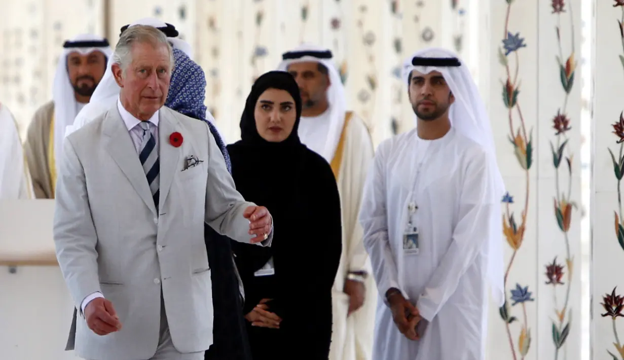 Pangeran Charles didampingi sejumlah pejabat setempat berjalan di lorong Masjid Syekh Zayed di Abu Dhabi, Uni Emirat Arab, Sabtu (5/11). Kunjungan ini adalah bagian dari tur mereka ke Timur Tengah atas nama Pemerintah Inggris.(AFP/Karim Sahib)