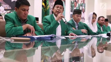 Ketum DPP PPP Djan Faridz bersama pengurus partai memberikan keterangan tentang putusan MK terkait membolehkannya pencantuman aliran kepercayaan pada kolom agama di KTP di kantor DPP PPP, Jakarta, Selasa (14/11). (Liputan6.com/Angga Yuniar)