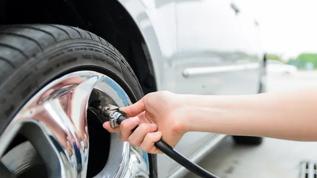 Memompa ban mobil (tyre-pressures.com)