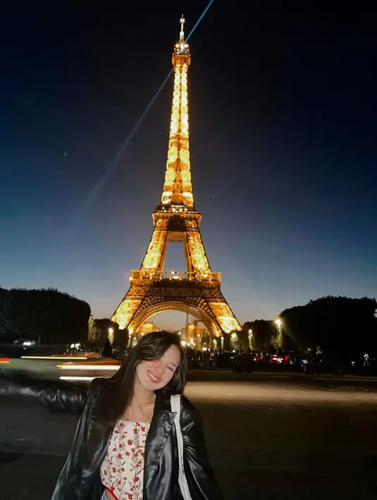 Tidak cukup di sore hari, Beby Tsabina dan Casandra Lee berada di area Menara Eiffel hingga malam hari. Untuk menghalau udara dingin, Beby pun mengenakan jaket kulit berwarna hitam.(instagram/bebytsabina)