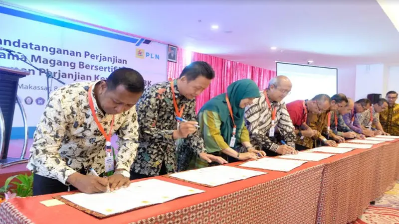 Karyawan PT PLN (Persero) bergotong rotong mengangkat tiang yang akan digunakan untuk penyangga kabel listrik di Natuna, Kepulauan Riau. (Foto: Humas PLN)