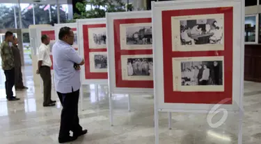 Sejumlah pengunjung mengamati foto saat peristiwa Konferensi Asia Afrika tahun 1955 di Gedung Parlemen DPR RI, Jakarta, Kamis (23/4/2015). (Liputan6.com/Helmi Afandi)