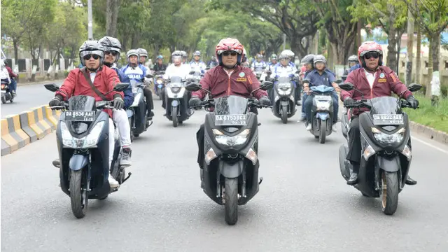 Gaya Menhub Budi Karya Naik Motor untuk Kampanye 'Safety Riding'