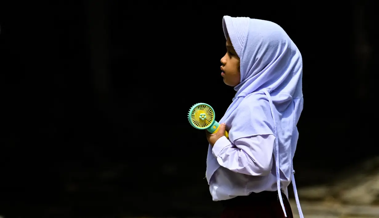 <p>Indonesia merupakan negara tropis dan temperatur itu akan berada di sekitar 30-an derajat Celcius, relatif konstan. (AFP/CHAIDEER MAHYUDDIN)</p>