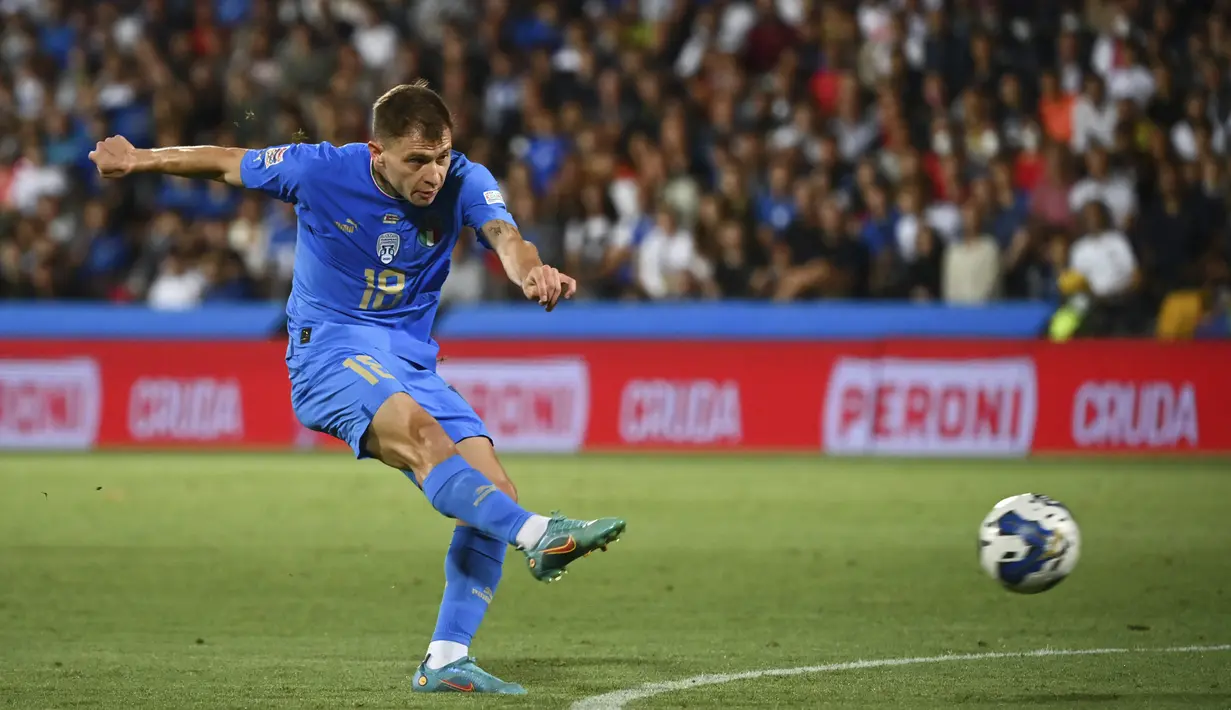 Gelandang Italia, Nicolo Barella menembak bola untuk mencetak gol ke gawang Hungaria selama pertandingan grup A3 UEFA Nations League di stadion Dino Manuzzi di Cesena, Italia, Rabu (8/6/2022). Italia menang tipis atas Hungaria 2-1. (Massimo Paolone/LaPresse via AP)