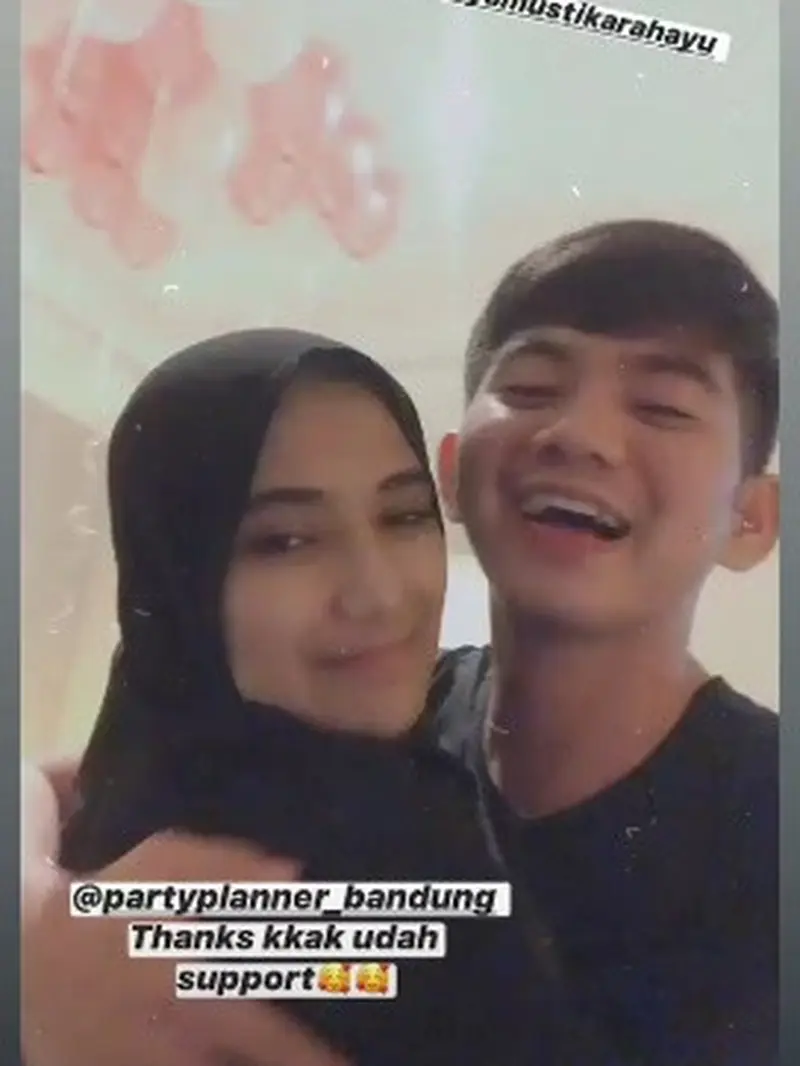 6 Momen Kemesraan Rizki D'Academy Bersama Nadya Mustika Usai Menikah