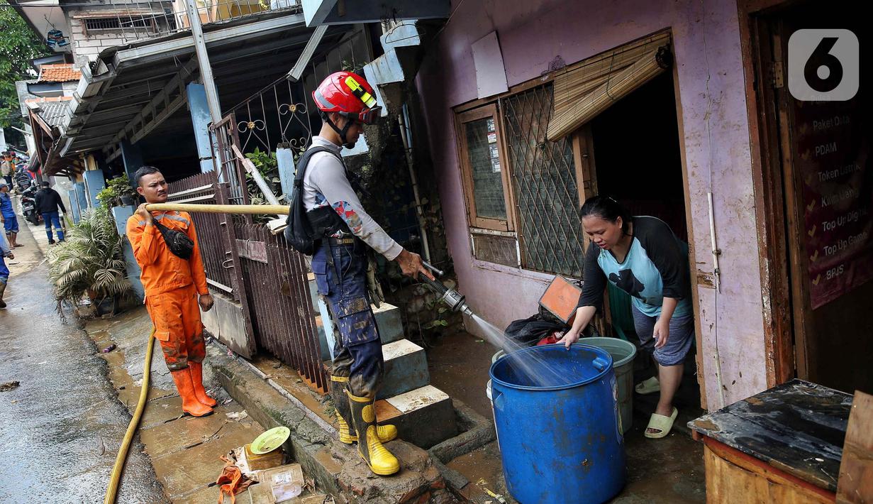 Meski banjir sudah surut, beberapa warga yang terdampak masih memilih untuk tetap berada di pengungsian. Hal ini karena sisa banjir berupa lumpur pekat masih menggenangi lantai dasar rumah dan jalan. (Liputan6.com/Angga Yuniar)